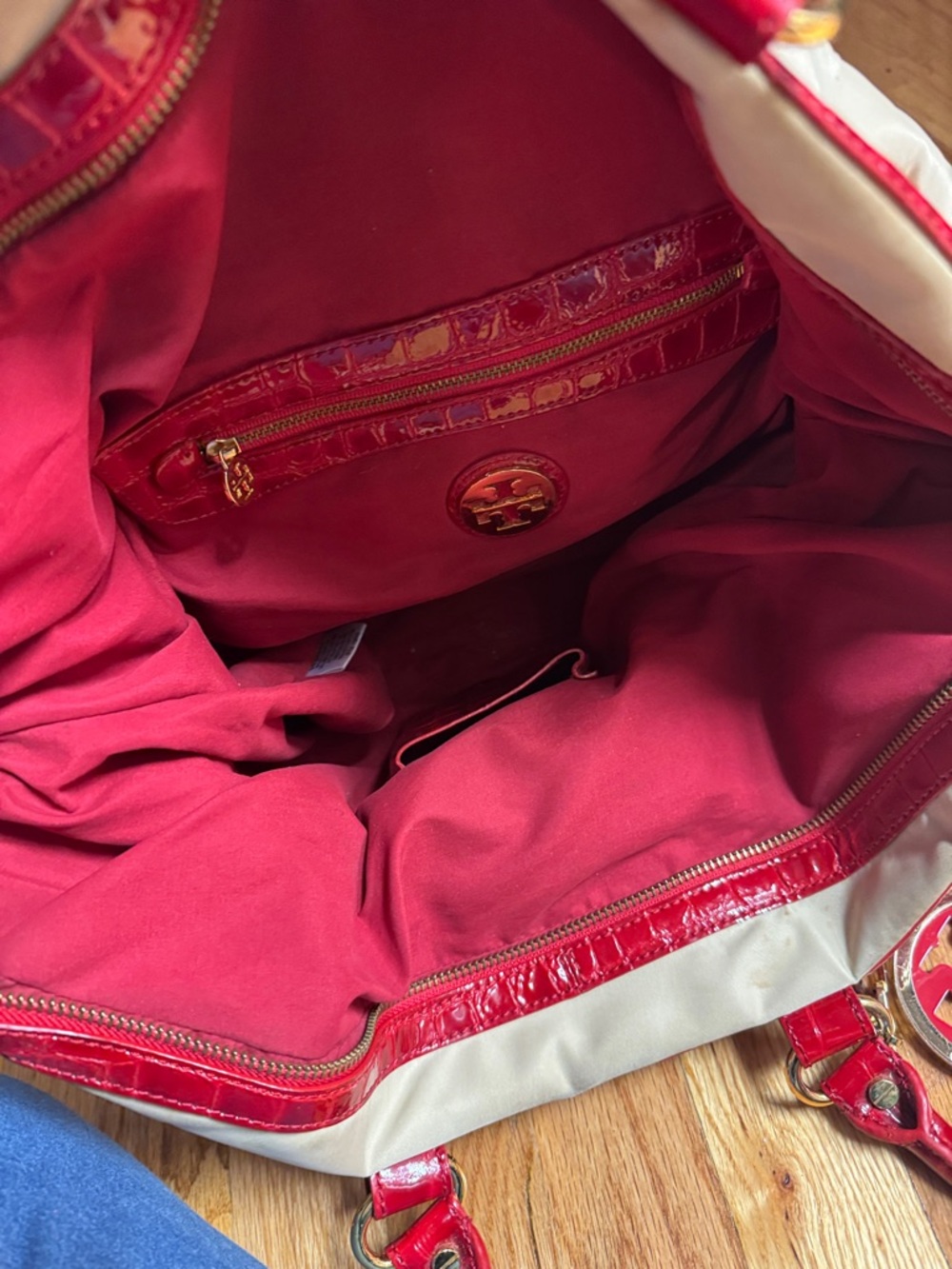 Tory Burch Red Croc-Embossed & Cream Shoulder Bag with Logo Charm - Picture 3 of 4